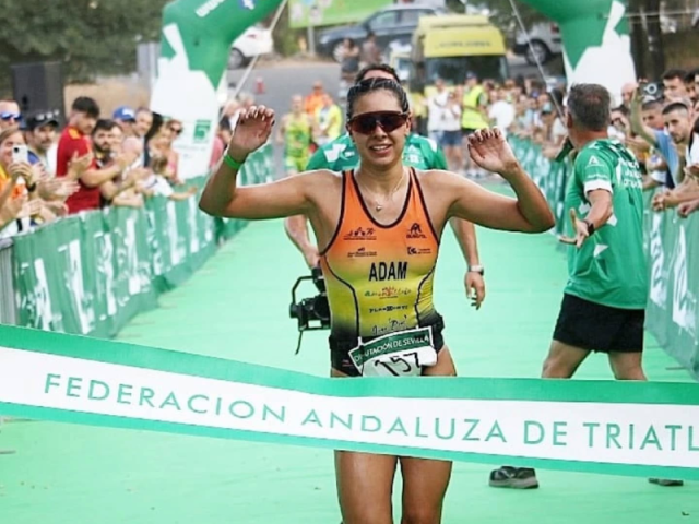 Una Espectacular ZOE ADAM pone el broche de oro en el campeonato de andalucía de triatlón cros celebrado en minas de la reunión