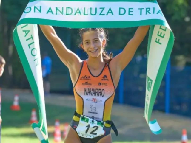 Clara Navarro se proclama campeona de andalucía juvenil de acuatlón en la Isla de la Cartuja