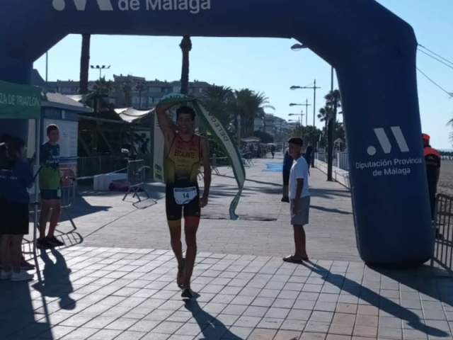 Superioridad absoluta de Eduardo Escalante en el acuatlón de Torrox
