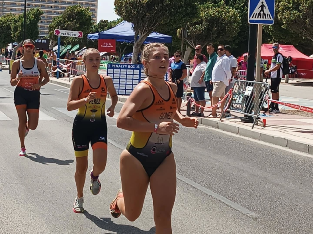 El equipo femenino plata en el supersprint de la liga de clubes de triatlón celebrado en Torremolinos