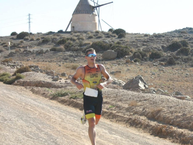 Juan José López Escánez finaliza primero de su categoría en el triatlón olímpico de cabo de Gata Níjar