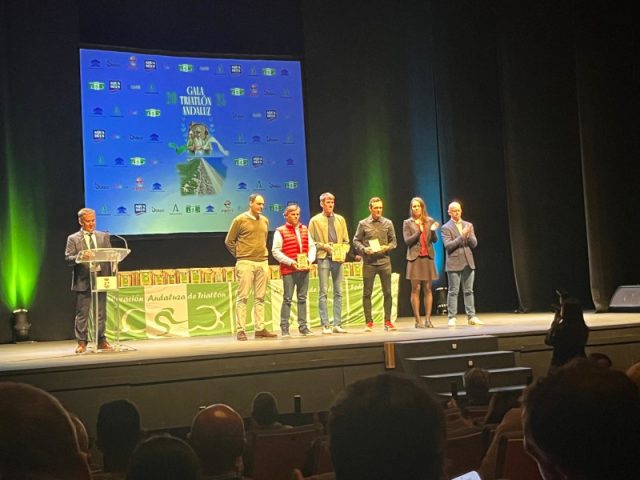 El presidente del Montilla Córdoba Triatlón recoge el reconociento a nuestro club en la gala del triatlón andaluz en Punta Umbría