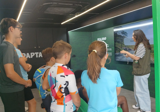 La escuela de triatlón TRISALUS visita el Educabus de la Junta de Andalucía