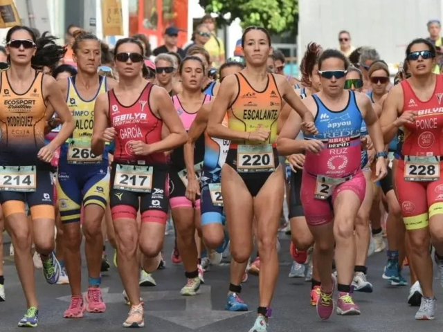 Alex Castro y Beatriz Escalante primero y segunda en el acuatlón de tRIANA