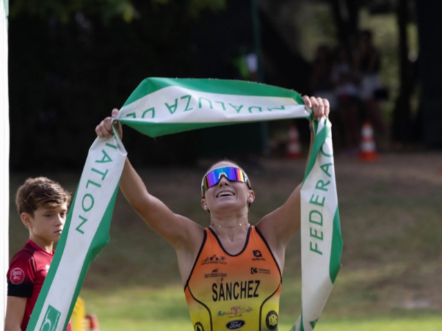Irene Sánchez y FaBio Vargas campeones andaluces juveniles de acuatlón en la Isla de la Cartuja