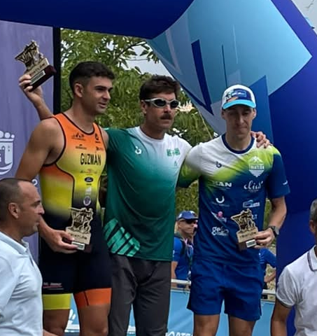 Segundo puesto para Eduardo Guzmán y blanca Berlanga en el triatlón de Marbella